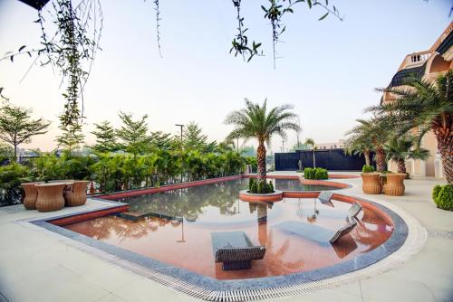 Der Swimmingpool an oder in der Nähe von Sarovar Portico Saharanpur