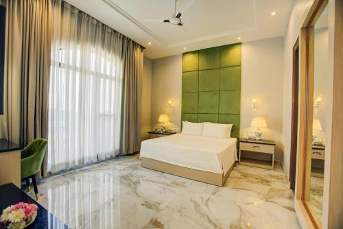 Ein Bett oder Betten in einem Zimmer der Unterkunft Sarovar Portico Saharanpur