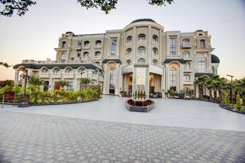 ein großes Gebäude mit einem Innenhof davor in der Unterkunft Sarovar Portico Saharanpur in Saharanpur