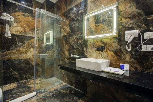Ein Badezimmer in der Unterkunft Sarovar Portico Saharanpur