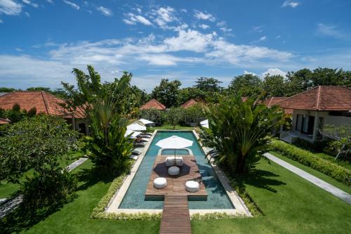 een luchtzicht op een villa met een zwembad bij IKIGAI Uluwatu Beach in Uluwatu