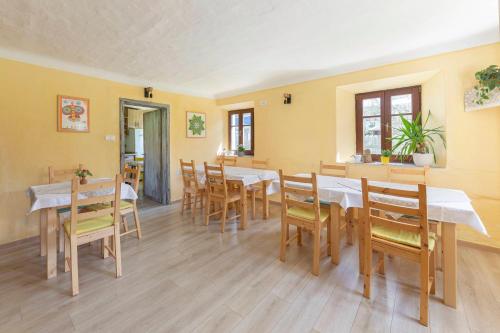 - une salle à manger avec une table et des chaises dans l'établissement Glamping Mohorjev grunt, à Preddvor