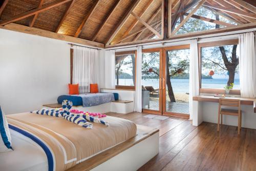 מיטה או מיטות בחדר ב-Saronde Island Resort Blue Bay Divers
