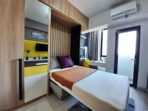 ein Schlafzimmer mit einem großen Bett in einem Zimmer in der Unterkunft Apart Samudera 