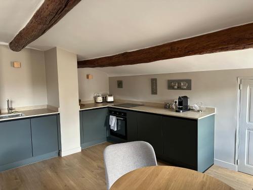 cocina con armarios azules y suelo de madera en CABADOL - Appartement Aix centre historique - très calme - 50m cours Mirabeau, en Aix-en-Provence