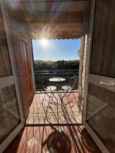 una vista dalla porta di un balcone con tavolo di Aura Entis a Canino
