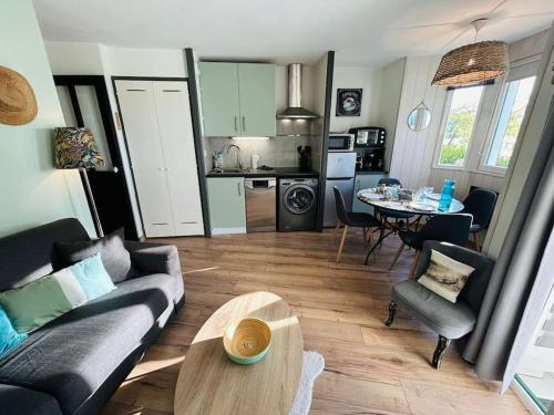 un salon avec un canapé et une table dans l'établissement 