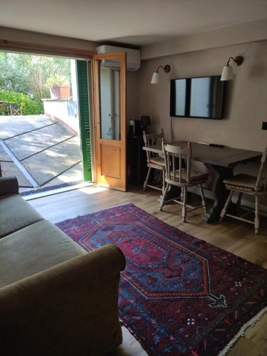 a living room with a couch and a table at Bilocale a due passi dal mare immerso nel verde in Castiglioncello