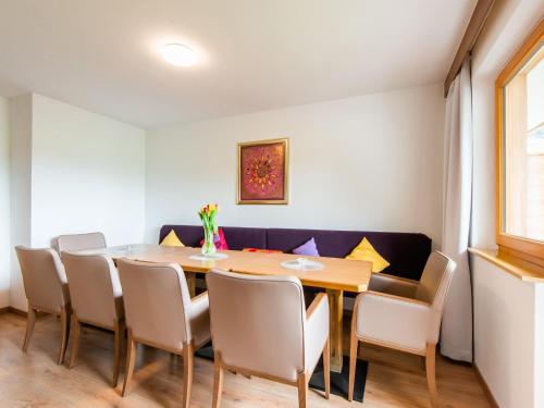 comedor con mesa y sillas en Pretty Apartment in Oberau with Infrared Sauna, en Oberau