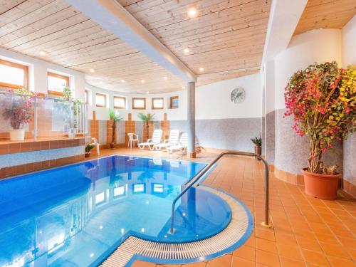 una piscina en una habitación grande con una casa en Pretty Apartment in Oberau with Infrared Sauna, en Oberau