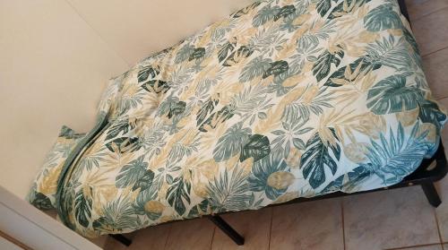 - une chaise avec des motifs floraux dans la chambre dans l'établissement Studio centre ville de Narbonne, à Narbonne