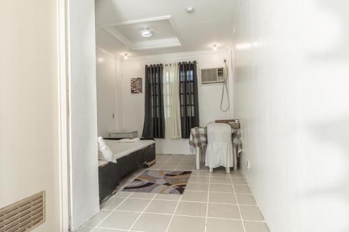 Habitación con baño con lavabo y aseo. en One Alo Hotel and Resort, en Manaoag