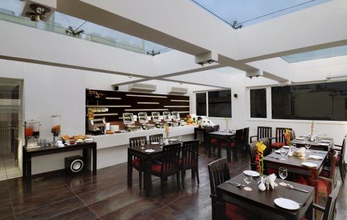 uma sala de jantar com mesas e cadeiras num restaurante em Hotel Grand Godwin - Near New Delhi Railway Station - Paharganj em Nova Deli