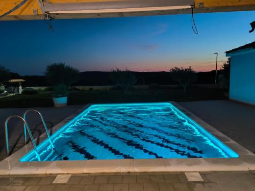 Bazén v ubytování House with pool nebo v jeho okolí