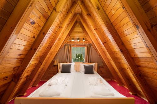 łóżko w środku pokoju w domku na drzewie w obiekcie Chalet Musala w Borowcu