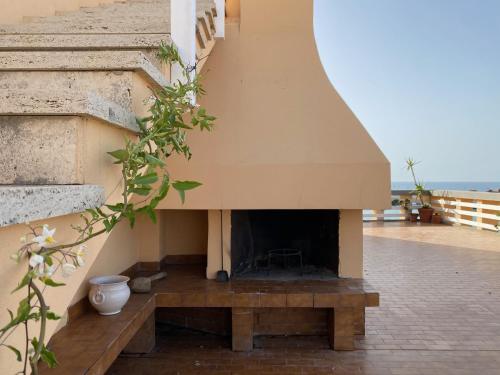 a fireplace on the side of a building at La terrazza sul porto in Anzio