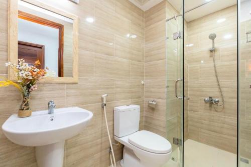 a bathroom with a toilet and a sink and a shower at Khoảnh Khăc Homestay in Vung Tau