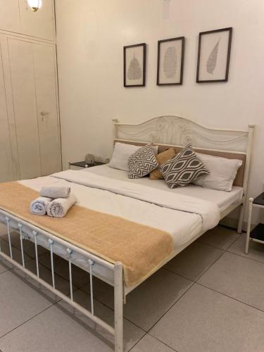 Postel nebo postele na pokoji v ubytování AruBhi Cottage