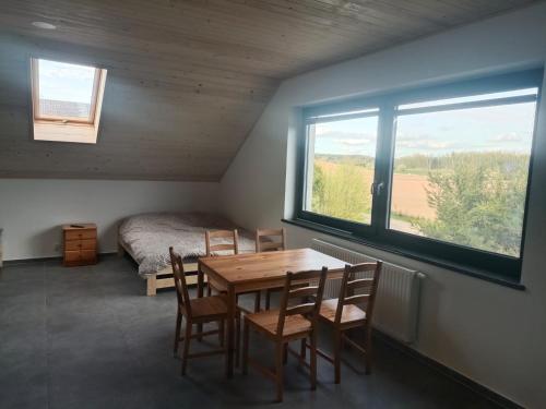 een kamer met een tafel en stoelen en een bed bij Agroturystyka Żuczek in Okuniowiec