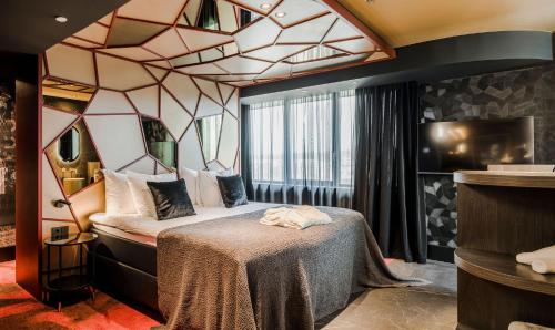 een hotelkamer met een bed en een groot raam bij Van der Valk Hotel Dordrecht in Dordrecht
