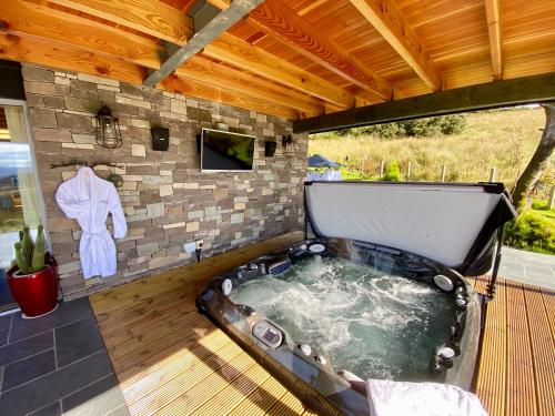 una bañera de hidromasaje en Knockderry Lodge -Private Luxury pet-friendly accommodation in Scotland with hot tub, en Cove