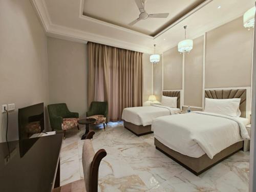 Ein Bett oder Betten in einem Zimmer der Unterkunft Sarovar Portico Saharanpur