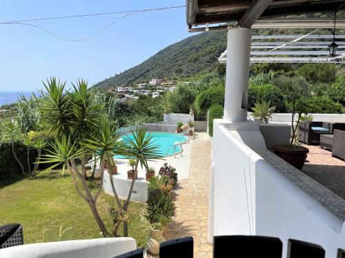 Výhled na bazén z ubytování Villa Batanà con piscina e giardino sul mare, Santa Marina Salina nebo okolí