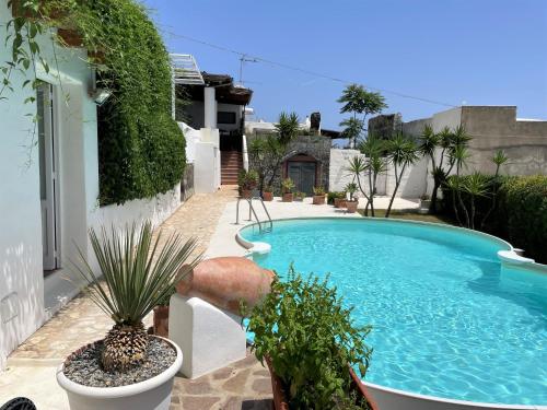 Bazén v ubytování Villa Batanà con piscina e giardino sul mare, Santa Marina Salina nebo v jeho okolí