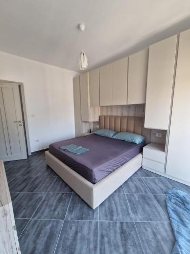 una camera da letto con un grande letto in una stanza di CasaNova a Vlorë