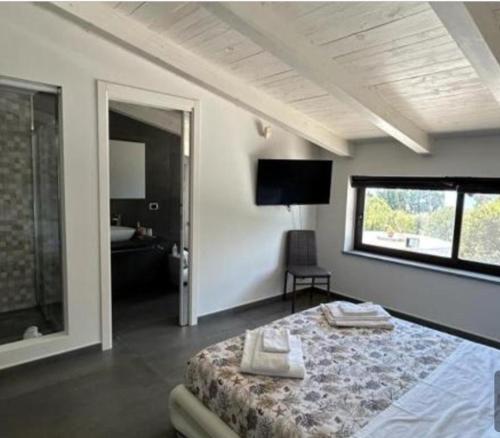 een slaapkamer met een bed en een groot raam bij BREZZA MARINA (LUXURY HOME) in Giardini Naxos