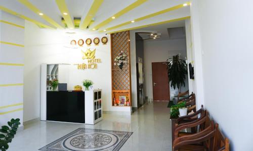 een lobby met een hal met een receptie bij Thuận Hòa Hotel in Xuan An