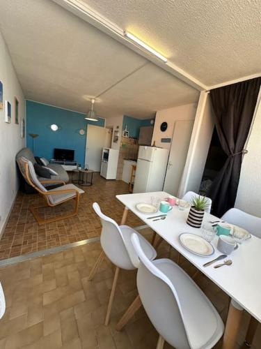 une cuisine et un salon avec une table et des chaises dans l'établissement Le Cocon paisible, à Narbonne-Plage