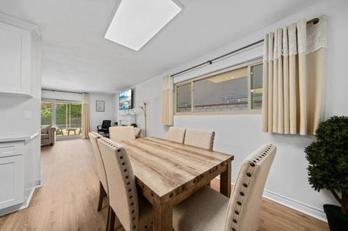 comedor con mesa de madera y sillas en upgraded 4bd house with huge backyard, en Rowland Heights
