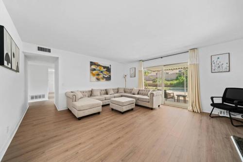 Sala de estar blanca con sofá y mesa en upgraded 4bd house with huge backyard, en Rowland Heights