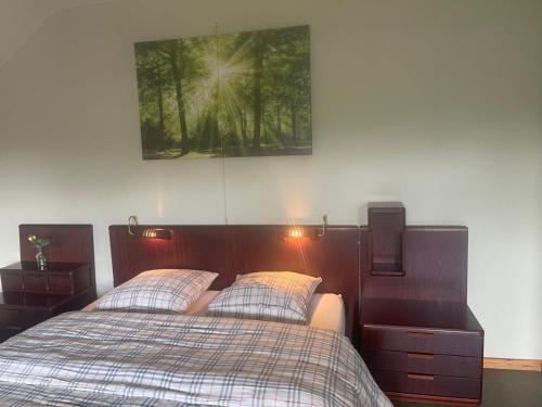 迪克斯梅德的住宿－Vakantiehuis Bloemmolenkaai，卧室配有一张床,墙上挂着一幅画