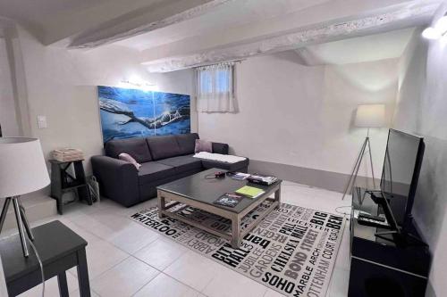 una sala de estar con un sofá y una mesa en Casa Del Saint Paul, en Saint-Paul-de-Vence