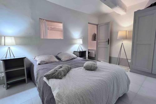 een slaapkamer met een bed met twee handdoeken erop bij Casa Del Saint Paul in Saint-Paul-de-Vence