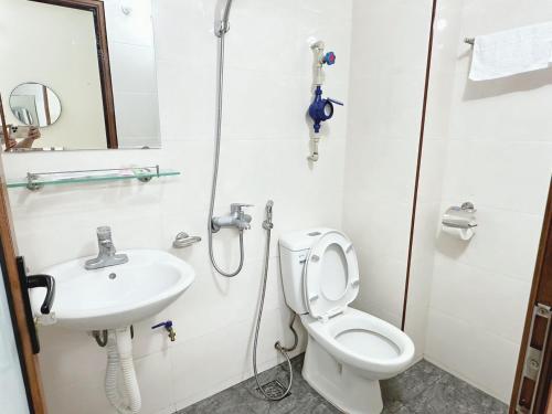 uma casa de banho com um WC e um lavatório em nha7bngo140tdh em Hanói