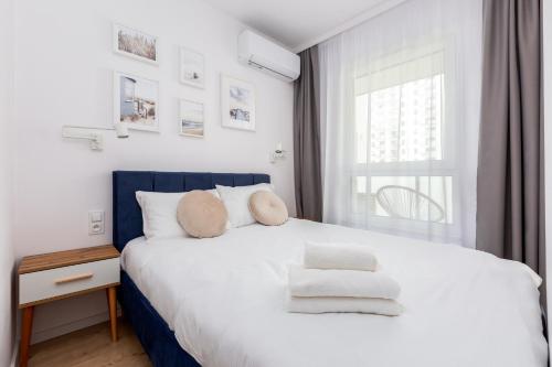 Un pat sau paturi într-o cameră la Nova Letnica Apartment
