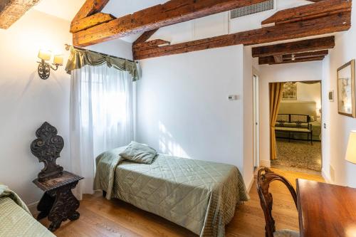 Posteľ alebo postele v izbe v ubytovaní Hotel Sant'Antonin