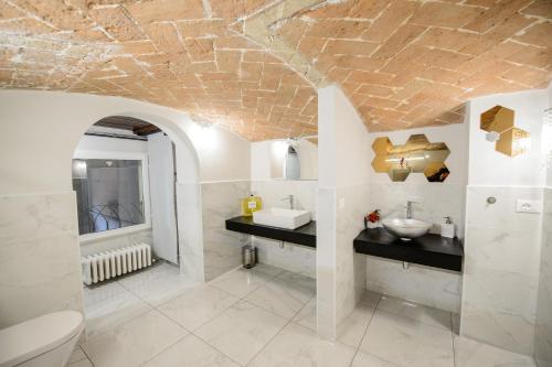 uma casa de banho com um WC e um lavatório em TIFFANY TORTELLINOSUITE Modena em Módena