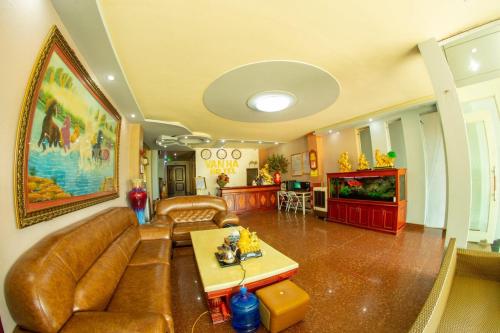 uma sala de estar com um sofá e uma televisão em Vân Hà Hotel Lào Cai - by Bay Luxury em Lao Cai