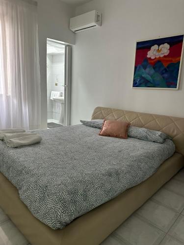 una camera da letto con un grande letto con una coperta di Gioia Guest House a Torre del Greco