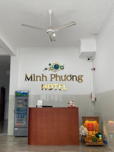a sign for a mini philippines hotel on a wall at Minh Phương Hotel - Khách sạn Thủ Dầu Một Bình Dương in Xóm Ông Phùng