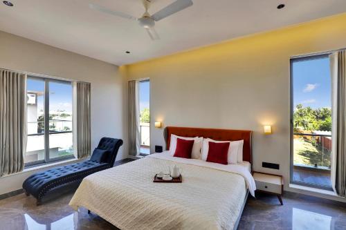 Postel nebo postele na pokoji v ubytování Goverdhan Greens Resort Dwarka l Hotels In Dwarka
