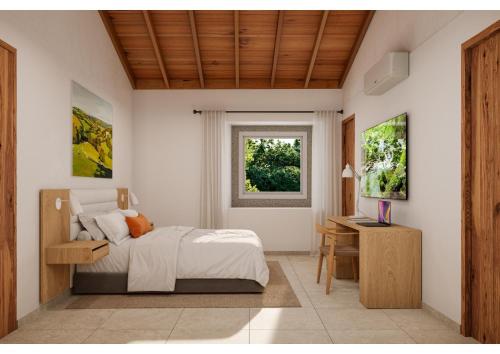 1 dormitorio con cama, escritorio y ventana en Reverence Villas Fufin en Monterroso