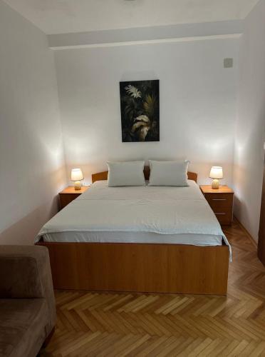 1 dormitorio con 1 cama grande y 2 lámparas en Club Themis Hotel en Kotor