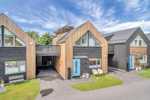 Casa de madera grande con terraza en un patio en Paradis på Sørlandet, en Kristiansand