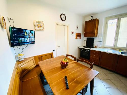 een keuken met een houten tafel en een fruitschaal bij Comfortable apartment in tuscan wine farm in Montecarlo