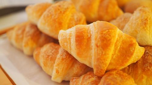 une pile d’oranges pelées sur une plaque blanche dans l'établissement 大村ヤスダオーシャンホテル, à Omura